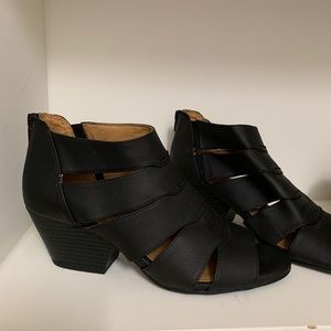 Black Sandals Never worn!